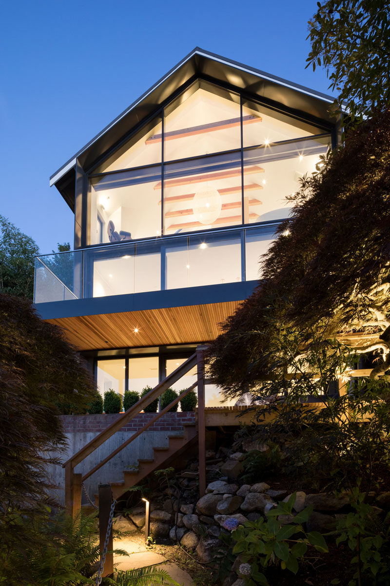 Canadian firm RUFproject, have recently completed the unique and modern renovation of an early 1900’s character house in Point Grey, Vancouver. #Architecture #ModernHouse