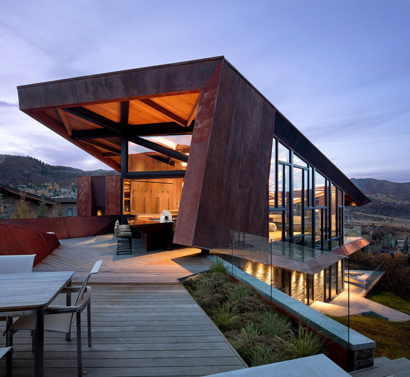 This modern mountain house features a large deck with a bar, that's positioned to take advantage of the views. #Architecture #OutdoorSpace #ModernHouse