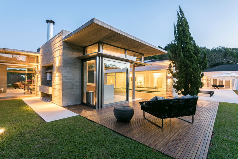 Elmor Arquitetura have designed a concrete and glass house annex in Curitiba, Brazil, that serves as a leisure area and support to an indoor pool. #Annex #Architecture #ModernArchitecture #GlassWalls #Concrete