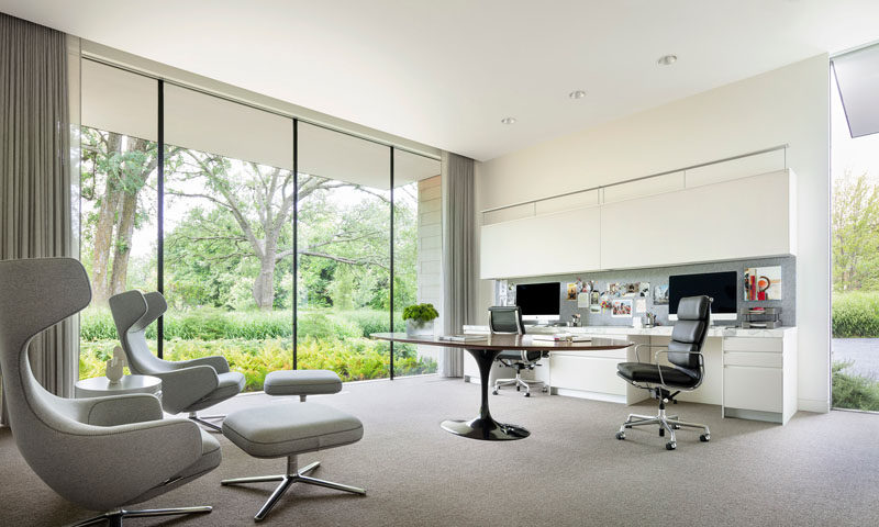 This modern house has a home office with large floor-to-ceiling windows and a work area suitable for two people.#ModernHomeOffice #Windows #OfficeForTwo