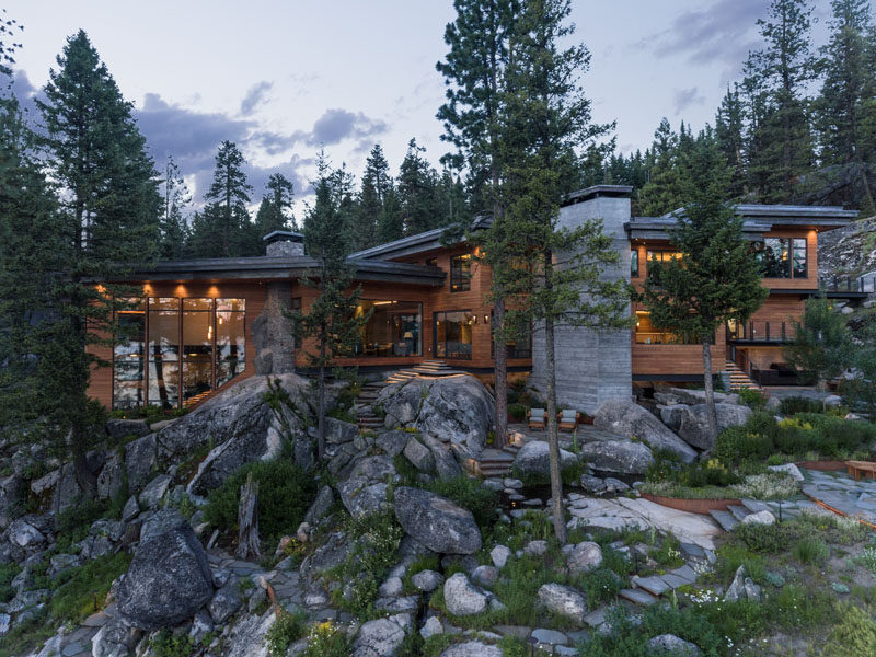 McCall Design & Planning have designed a waterfront vacation home for an active family in Idaho, that sits on a rocky cliff and overlooks Payette Lake. #ModernHouse #HouseDesign #ModernArchitecture