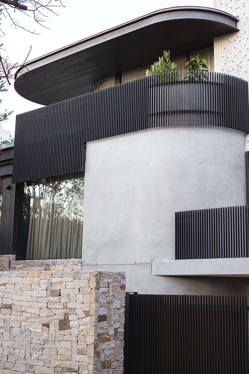 Using the Sydney Harbour Bridge as an aesthetic reference, the exterior skin of this modern house makes use of Micaceous Iron Oxide steel work, that contrasts the lighter elements of the design. #Architecture #ModernHouse #HouseDesign