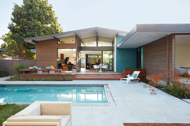 Klopf Architecture and Outer space Landscape Architects have recently completed an open and modern house in Los Altos, California. #Architecture #ModernHouse #SwimmingPool #Landscaping