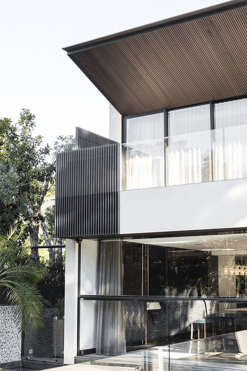 This houses uses materials like wood, glass, and steel to create a modern exterior. #HouseDesign #ModernHouse