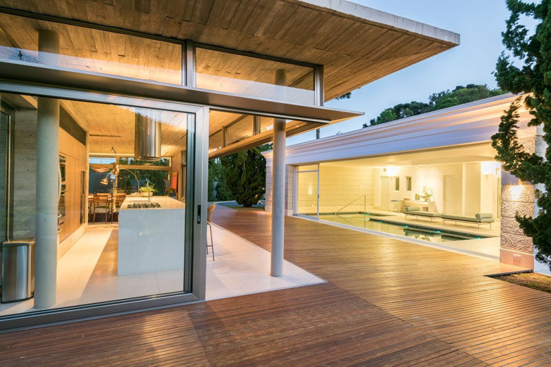 Elmor Arquitetura have designed a concrete and glass house annex in Curitiba, Brazil, that serves as a leisure area and support to an indoor pool. #Annex #Architecture #ModernArchitecture #GlassWalls #Concrete