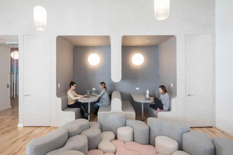 This modern school has playful felt nooks in the walls that serve as a flexible work and meeting area for both children, parents, and teachers. #MeetingAreas #SchoolDesign