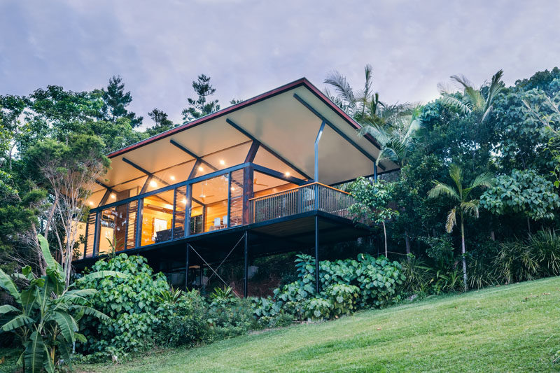 Harley Graham Architects have designed a small and modern guest pavilion in Australia, that's somewhat concealed from view by the surrounding rainforest. #Architecture #ModernArchitecture