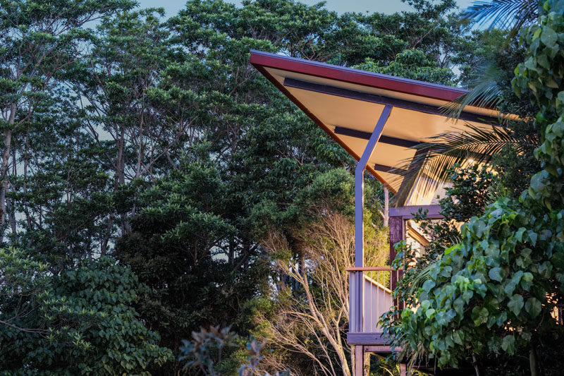 The roof of this modern guest house appears to float over the pavilion, forming a large protective plate. #Architecture #ModernArchitecture