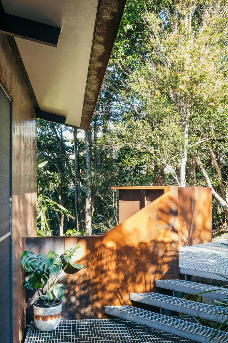 Stainless steel grates underfoot and corten steel wraps around the southern facade and guides people the entrance of this modern guest house. #SteelGrates #WeatheringSteel #CortenSteel