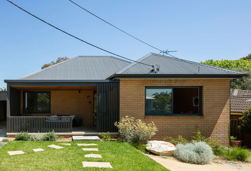 Christopher Polly Architect have recently completed a modern black rear extension to an original 1960’s yellow brick house in Sydney, Australia. #AustralianHouse #BrickHouse