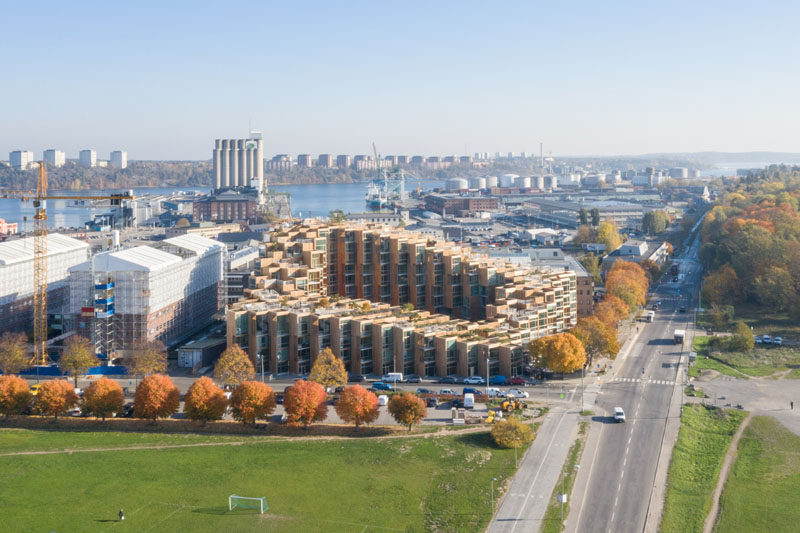 Bjarke Ingels' architecture firm BIG, have recently completed '79&Park', a residential building in Stockholm, Sweden, that sits on the edge of Gärdet, a national park. #Architecture #ModernBuilding #ResidentialBuilding