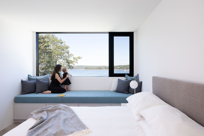 This modern bedroom has a a built-in window seat that runs wall-to-wall. #WindowSeat #ModernBedroom