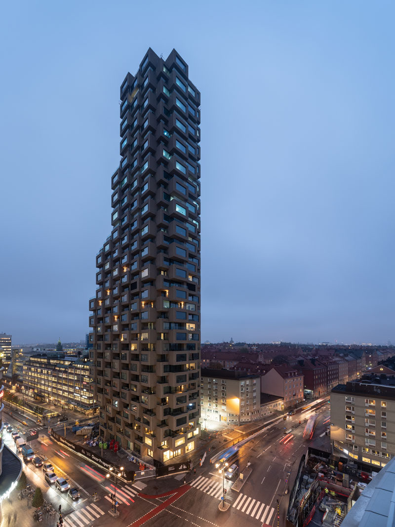 This new residential building in Stockholm, features a modular system of precast exposed concrete elements, and alternating bay windows and recessed terraces. #Architecture #ResidentialBuilding #BuildingDeisgn #Concrete