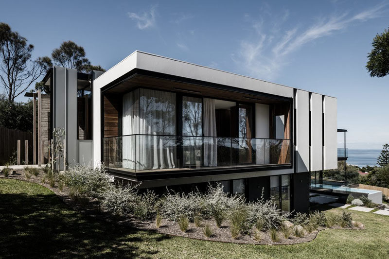 Australian based firm Megowan Architectural, have recently completed a new and modern house in the seaside suburb of Mount Eliza. #ModernArchitecture #ModernHouse