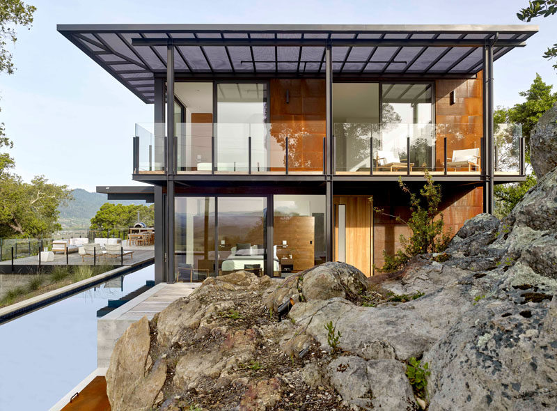 Zack | de Vito Architecture + Construction have recently completed the RidgeView House, that sits atop the western edge of the Vaca Range overlooking St. Helena and the Napa Valley in California. #Architecture #ModernHouse #HouseDesign