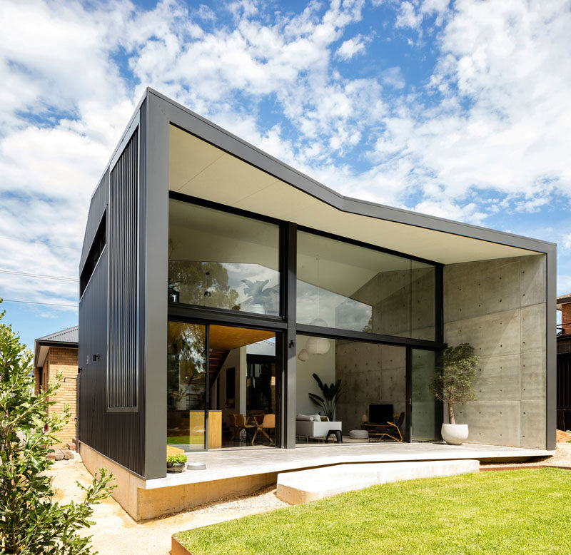 Christopher Polly Architect have recently completed a modern black rear extension to an original 1960’s yellow brick house in Sydney, Australia. #ModernHouseExtension #ModernArchitecture