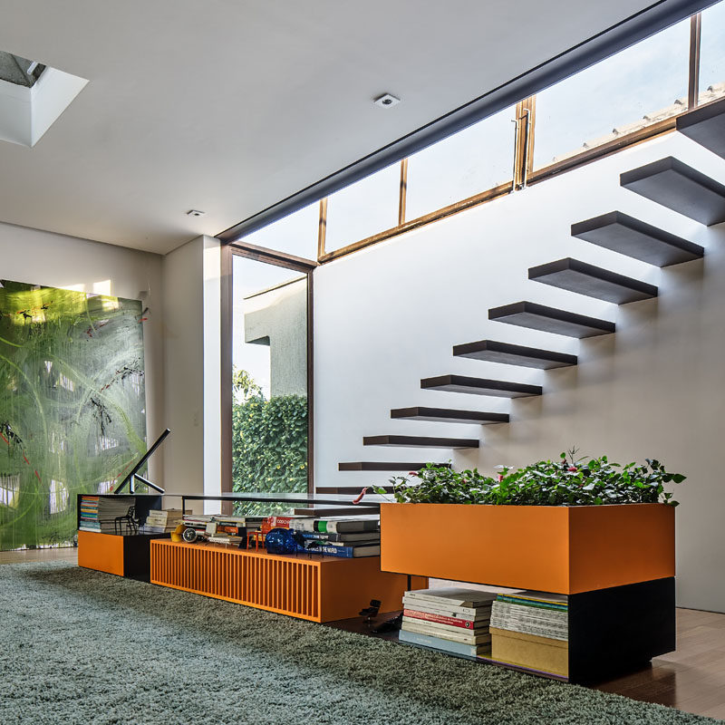 This modern house features floating stairs that lead up to a roof deck. #FloatingStairs #StairDesign