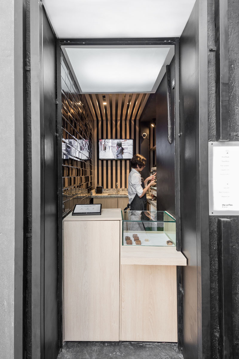 Studio Boscardin.Corsi Arquitetura have transformed what was once a small service door, formerly unusable by the restaurant next door, and created 'the coffee', a small hole-in-the-wall takeaway coffee shop in Brazil. #CoffeeShop #Cafe #RetailDesign