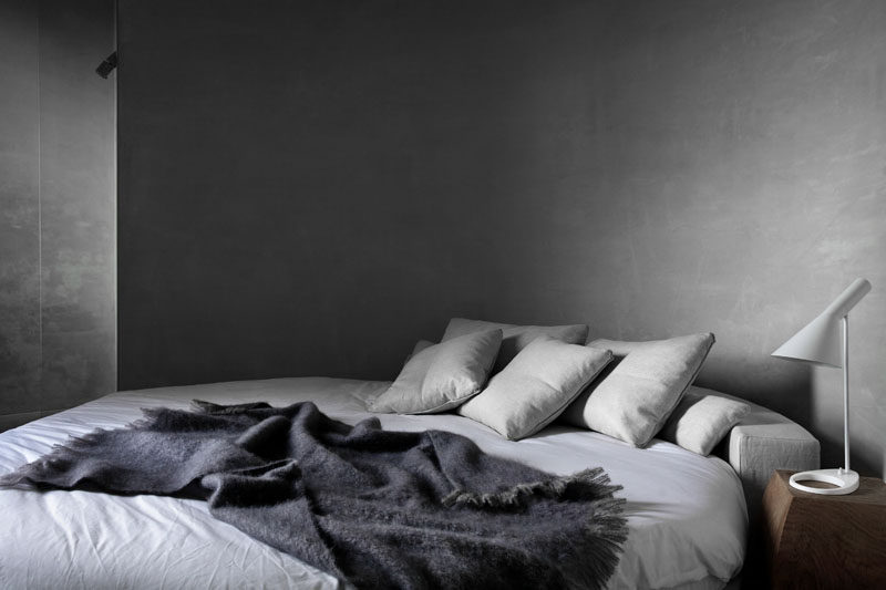 In this modern bedroom, a curved bed reflects the curved concrete wall. #Concrete #CurvedConcrete #ModernBedroom