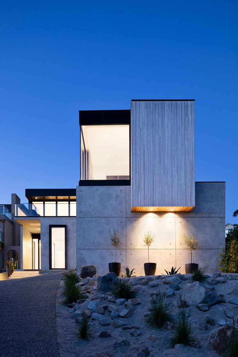 ARKI Design Studio have recently completed Martha's Peak, a new modern house in Mount Martha, Australia, that's designed to have a resort-like feeling. #Architecture #InteriorDesign #ModernHouse