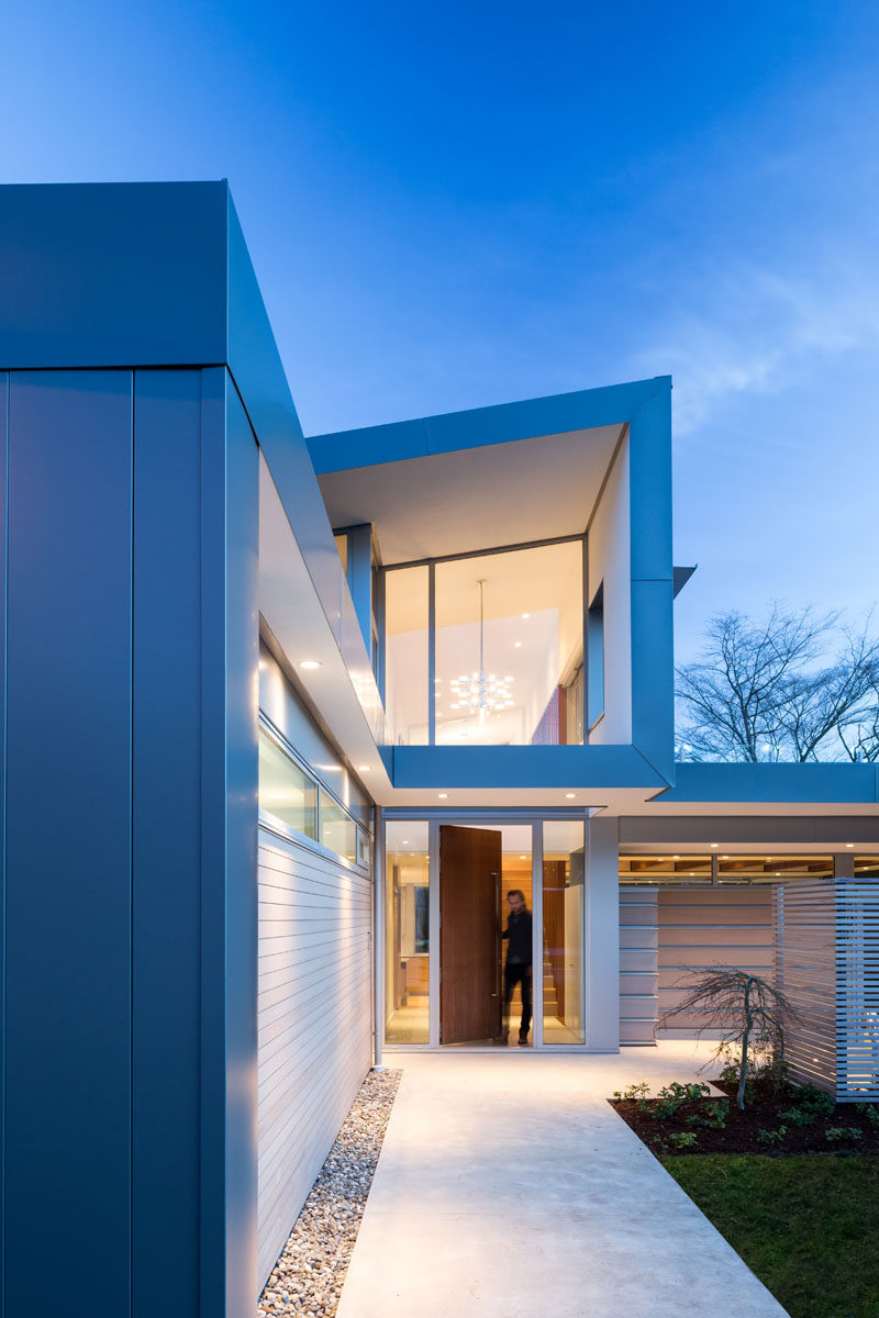 The design of the house pays homage to modern architecture while incorporating distinctly regional elements of exposed wood and timber to create a clean, contemporary West Coast aesthetic. #ModernHouse #ModernArchitecture #HouseDesign