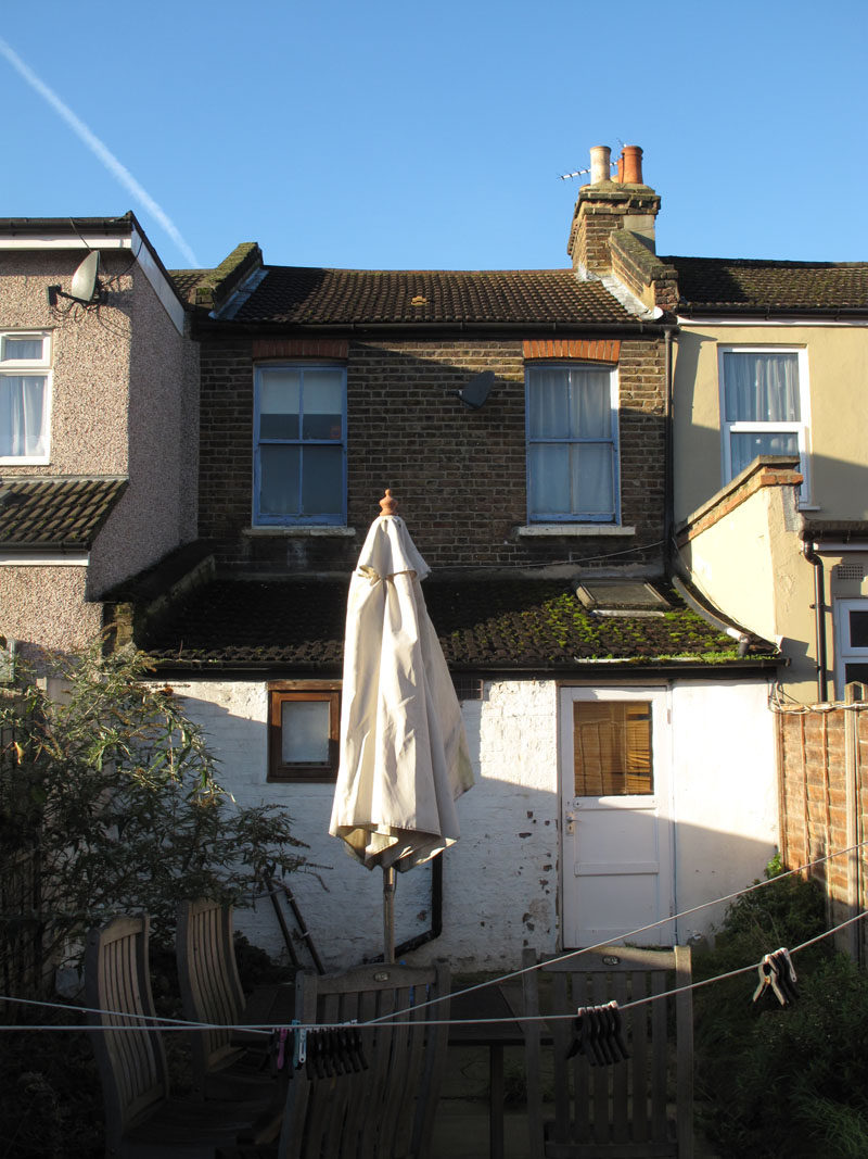 Office S&M have designed a modern house extension in London, that's coated in a spray-on rubber which was first developed for oil rigs. #HouseExtension #Architecture