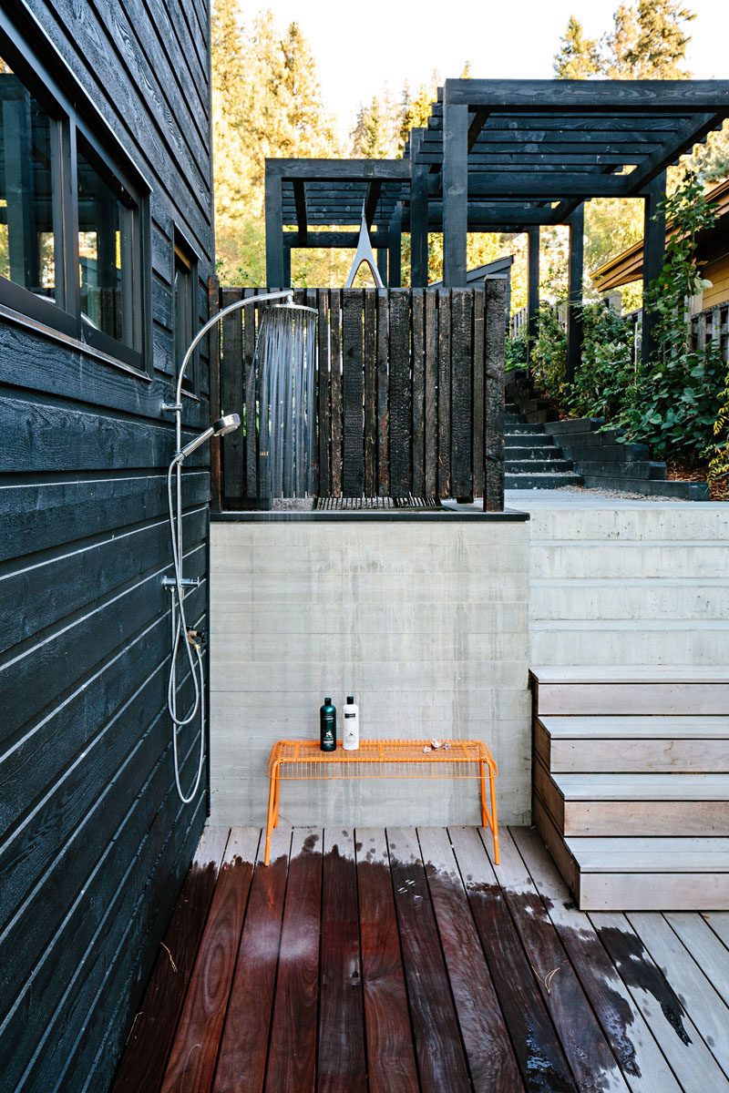 This modern lake house has an outdoor shower for rinsing off after spending the day in the water. #OutdoorShower