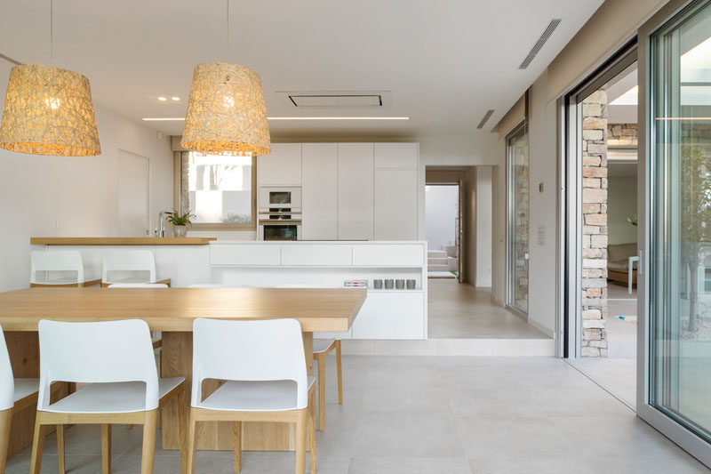 The inclusion of wood and natural materials add a warmth to the interior of this modern house. #InteriorDesign #ModernInterior