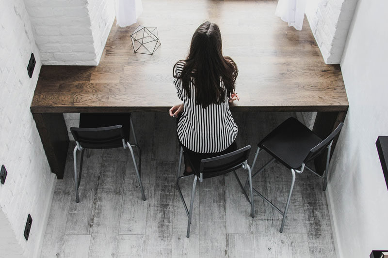 This dining area of a loft apartment made use of a window alcove by installing a custom-built dining table that fits into the awkward void. #DiningTable #InteriorDesign