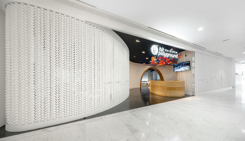 Walls made up of white balls gives this modern playspace a unique and eye-catching appearance. #RetailDesign #Walls #InteriorDesign