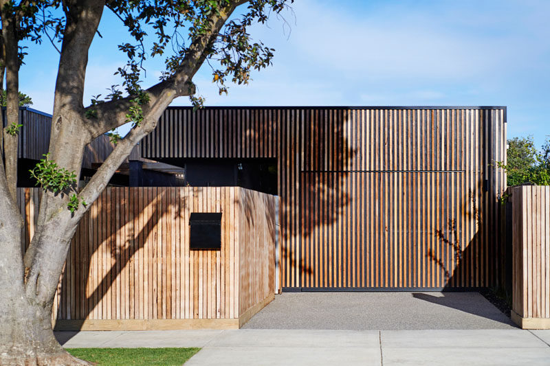 Building designers Altereco Design, have recently completed a modern townhouse project in the coastal town of Barwon Heads, Australia. #Architecture #ModernHouse #WoodSiding