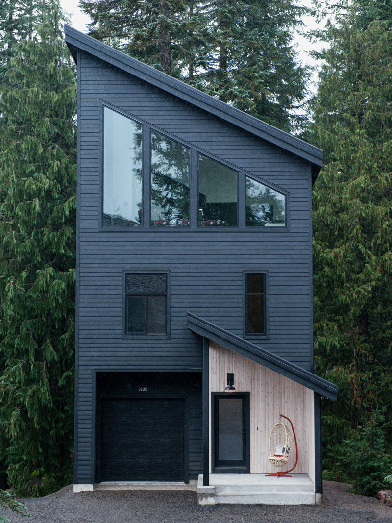 Keystone Architecture together with interior design firm Casework, have completed the Alpine Noir Chalet, a modern mountain cabin that's located in Government Camp, Oregon. #Cabin #BlackExterior #ModernArchitecture