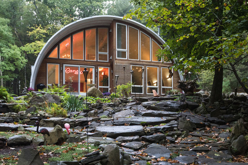 Coughlin Architecture have designed the Q Hut, a modern take on a barn, which has been transformed into an escape from the city for its owners. #ModernHouse #HouseDesign #Architecture