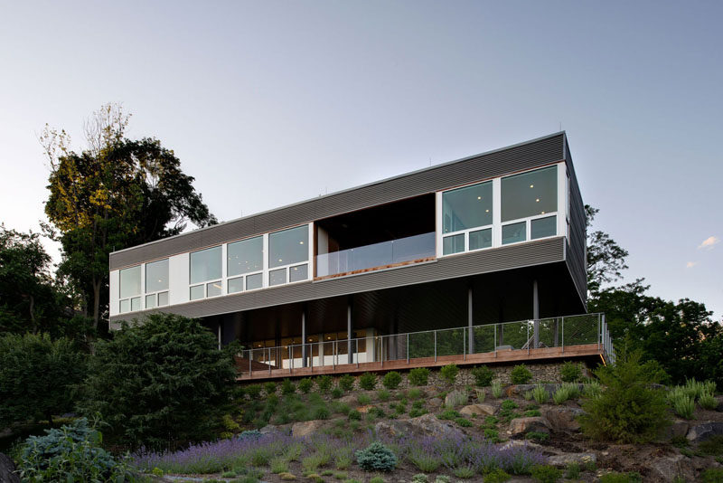 This modern house was designed for clients who wanted a compact home that would take advantage of the views and be equipped with just enough space for two. #ModernHouse #Landscaping #ModernArchitecture