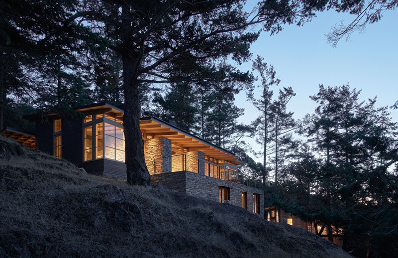 Hoedemaker Pfeiffer have designed a main house and a guest house that take full advantage of the sweeping views of Puget Sound, with the main home sited on a small plateau high on top of a steeply-sloping hillside. #Architecture #ModernHouse #HouseDesign