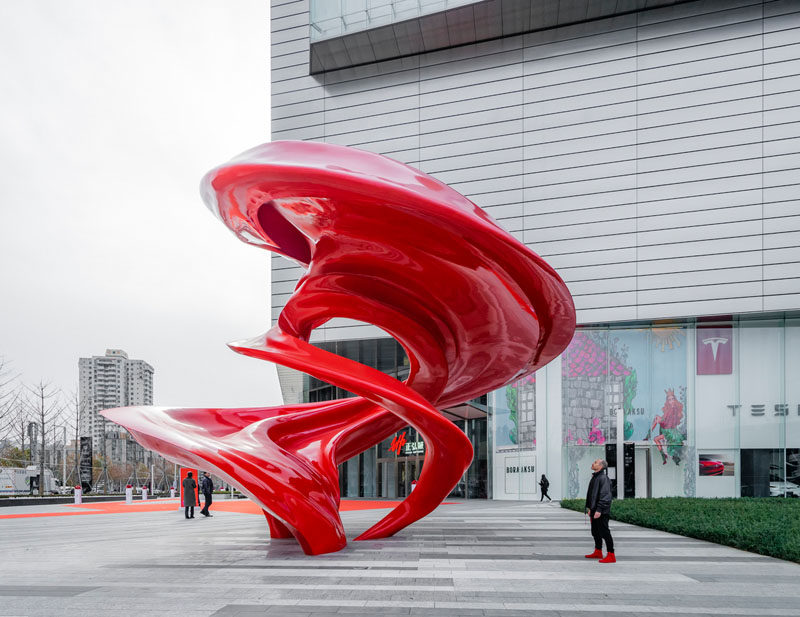 Australian artist Christian de Vietri, has created 'Between Heaven and Earth', an modern public sculpture that's located in Zhengzhou, China. #Sculpture #Design #Art