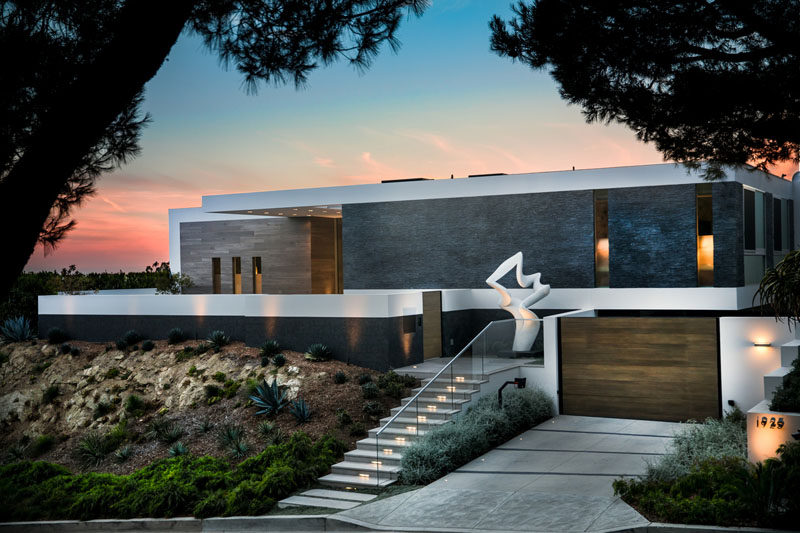 Whipple Russell Architects has designed 'Carla Ridge', a new modern house in Beverly Hills, California, that has sweeping views of the surrounding landscape. #ModernArchitecture #ModernHouse #HouseDesign