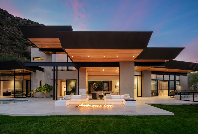 Kendle Design Collaborative have completed a home in Paradise Valley, Arizona, that features angled ceiling planes that radiate out towards the expansive city and mountain views while also defining the various volumes of the home. #ModernArchitecture #HouseDesign