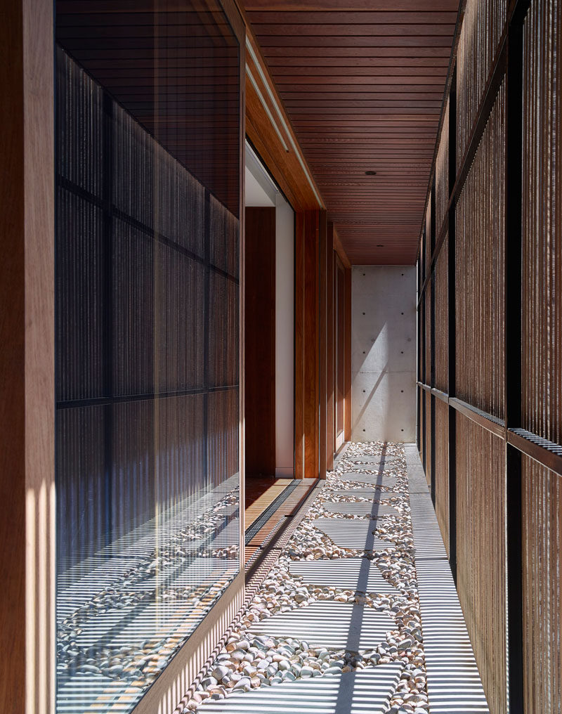 This modern house has an exterior timber screen that presents as a Japanese lantern by night offering a pleasant and warm glow to the house. #WoodScreen #Architecture