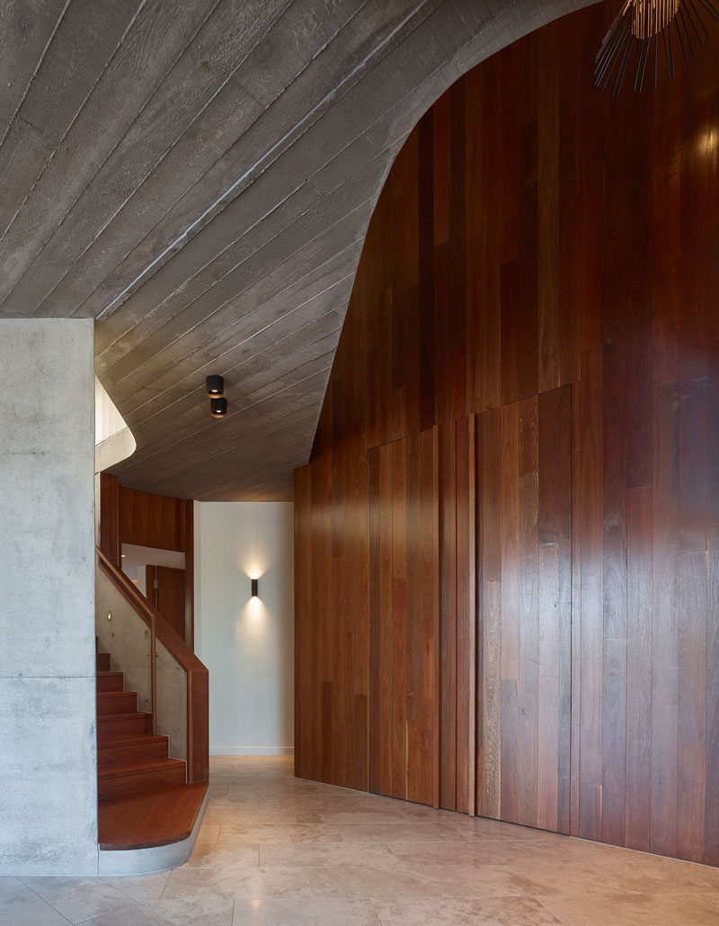 The use of wood throughout the house contrasts the walls and board-formed concrete ceiling, and adds a striking natural touch to this modern home. #Wood #Concrete #Archtiecture