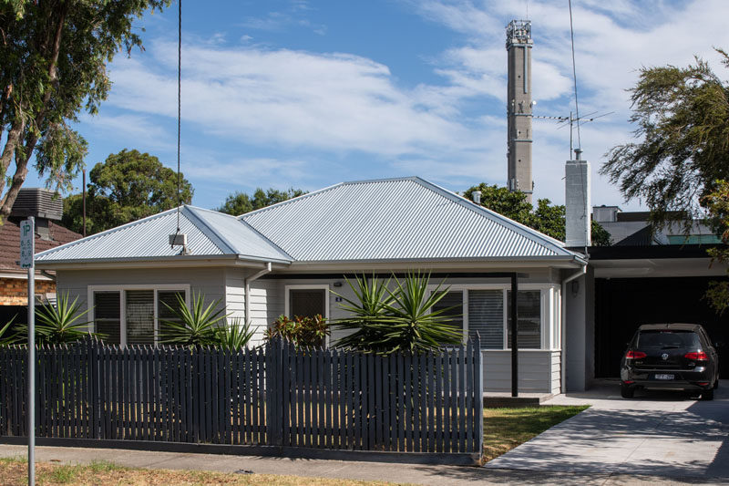 Megowan Architectural has recently completed a modern 'pleated' extension to a single-storey weatherboard house in Melbourne, Australia. #Architecture #WeatherboardHouse