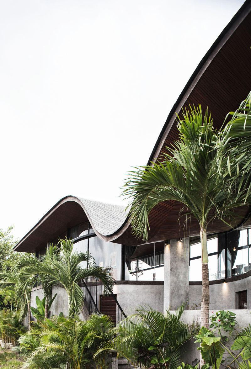 The design of this modern house emerged from a desire to translate the construct of a single sound wave into an overarching architectural gesture that defines the interior and exterior qualities of the house. #Architecture #Roofline #ModernHouse