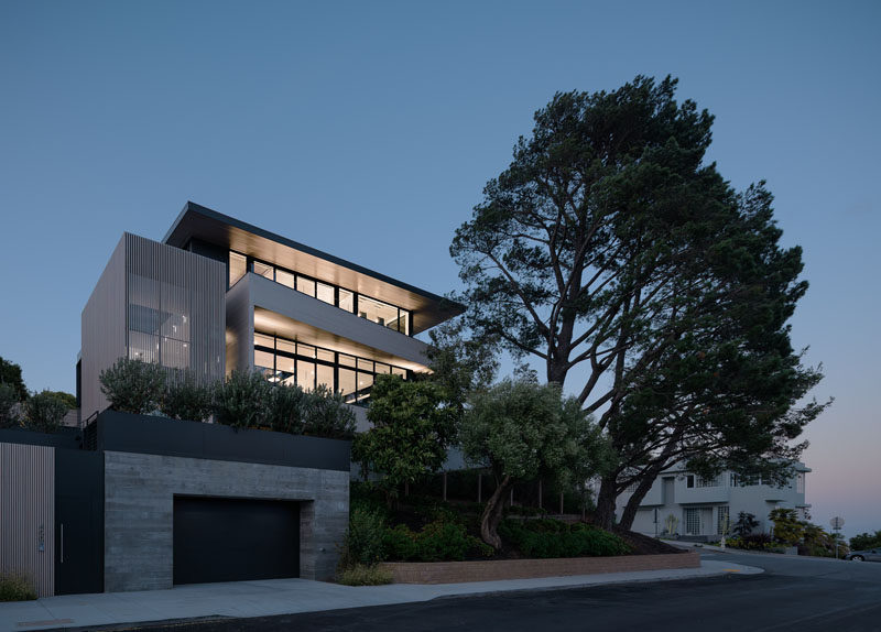 John Maniscalco Architecture | jmA has completed a new modern house on a sloping double lot in San Francisco, that's designed to take advantage of the changing daylight and sweeping city views. #ModernHouse #ModernArchitecture