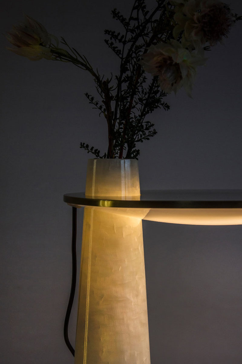 Ben Liu of Shanghai-based product design studio Pushe, has created 'Subtle Happiness', a multi-functional decor item that combines a table lamp and a vase. #Design #Decor #TableLamp #Vase