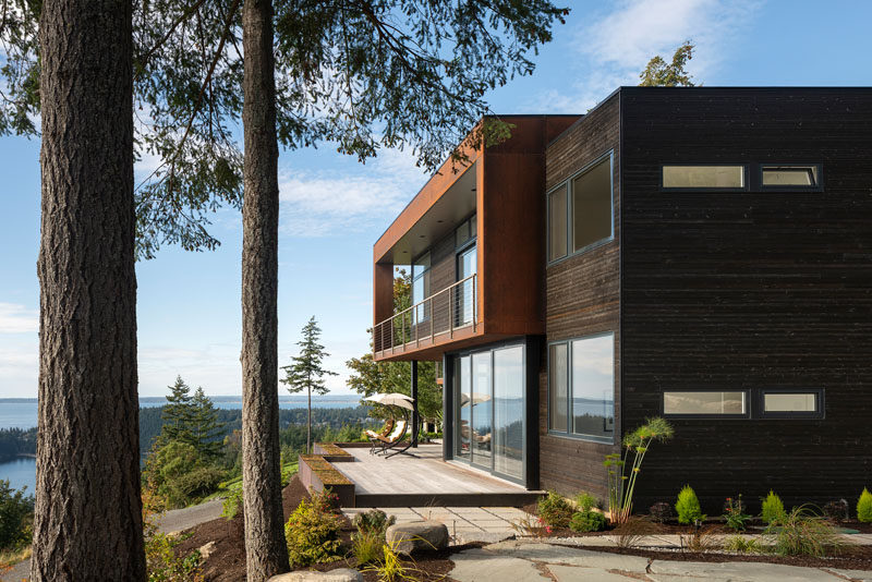 Stephenson Design Collective has designed 'House On The Cove', a modern house with a separate garage and studio, that's located in Bellingham, Washington State. #ModernHouse #HouseDesign #ModernArchitecture