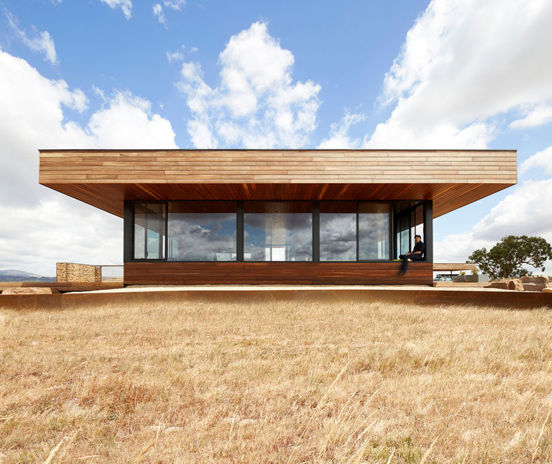 Ben Callery Architects has completed the Elemental House, a modern single storey house that's located an hour north of Melbourne, Australia. #ModernHouse #WoodHouse #Architecture