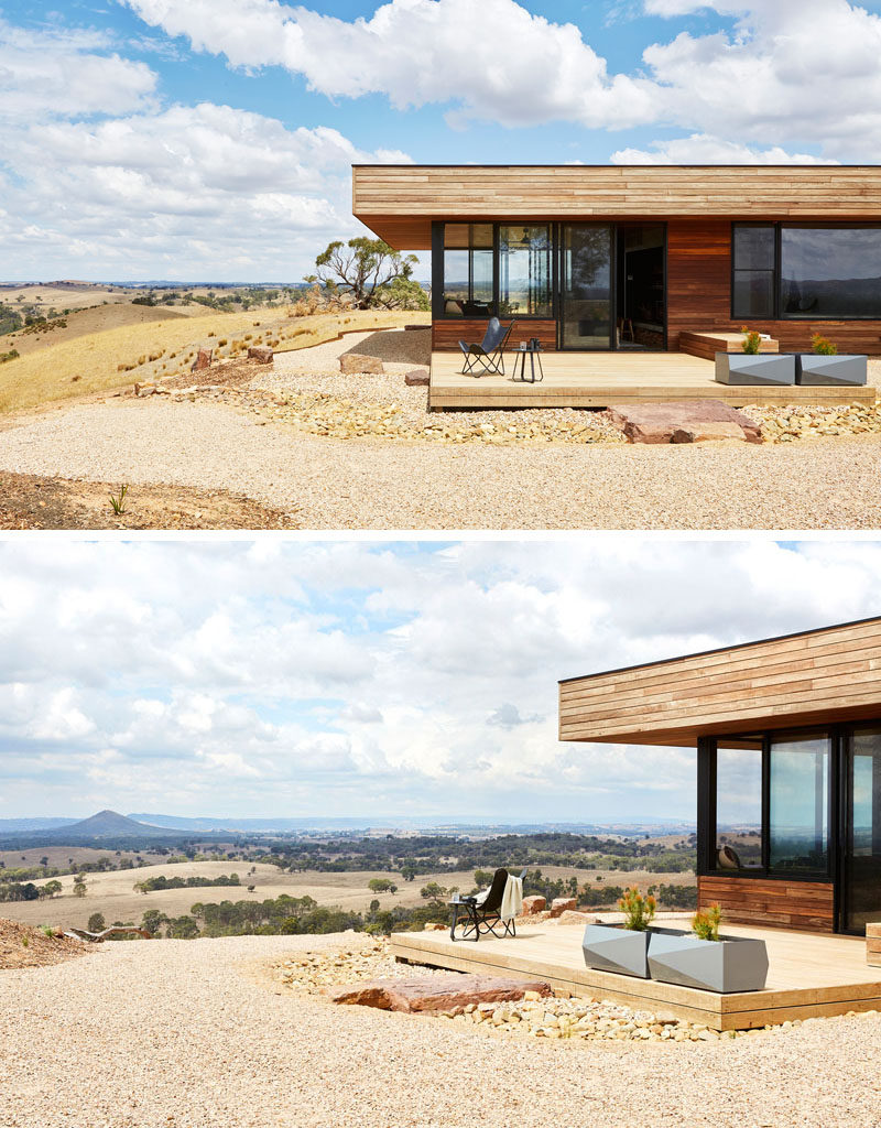 The entire exterior of this modern house is Spotted Gum timber, an Australian hardwood that's so durable that it meets the bushfire requirements and does not need ongoing maintenance. #ModernWoodHouse #ModernArchitecture