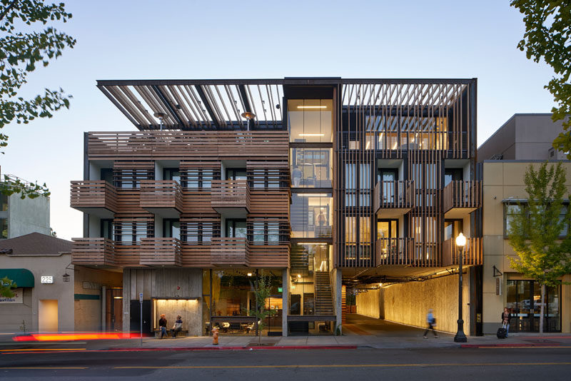 David Baker Architects have designed the Harmon Guest House, a small hotel in Healdsburg, California, that features 39 guest rooms, and a facade screened with redwood sun shading and vine trellises. #ModernHotel #HotelDesign #Architecture