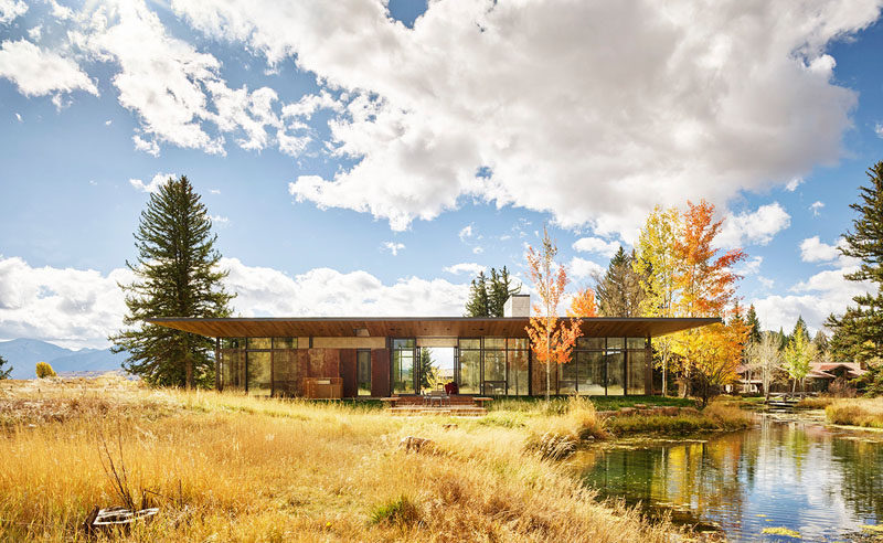 Carney Logan Burke Architects together with Kitchell Brusnighan Interior Design, have completed the Queen’s Lane Pavilion, a modern two-bedroom guesthouse. #ModernArchitecture #GuestHouse