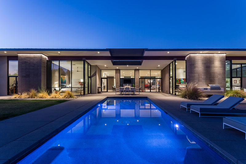 Koss design+build has recently completed the Arroyo House, a new single-family modern house at the base of Camelback Mountain in Arizona. #ModernHouse #SwimmingPool #Architecture
